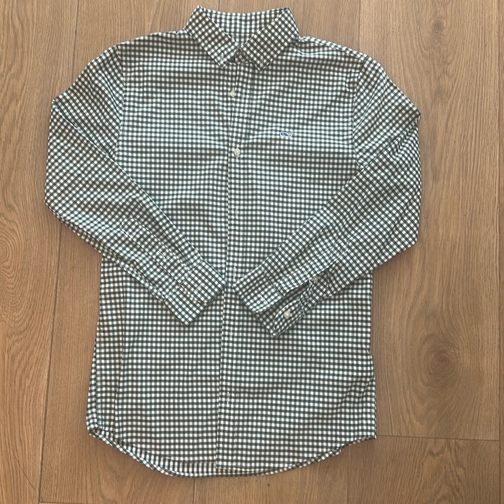 Vineyard Vines size M (12-14) on the go performance button down green gingham
